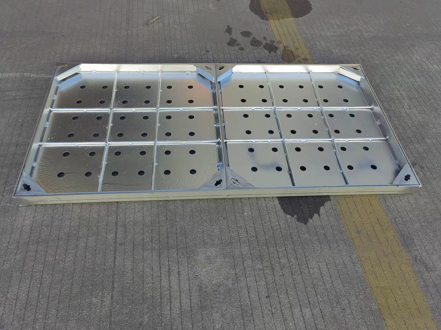 Manhole cover product display